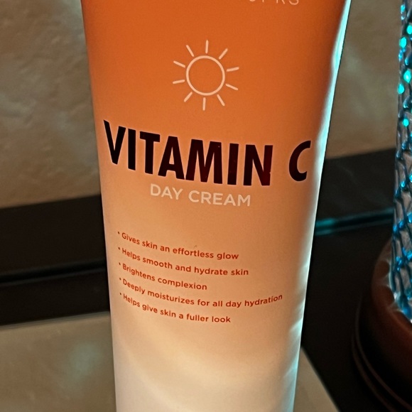 Clinical Works VITAMIN C Day Cream deeply moisturizer and brightens complexion. - Picture 2 of 7